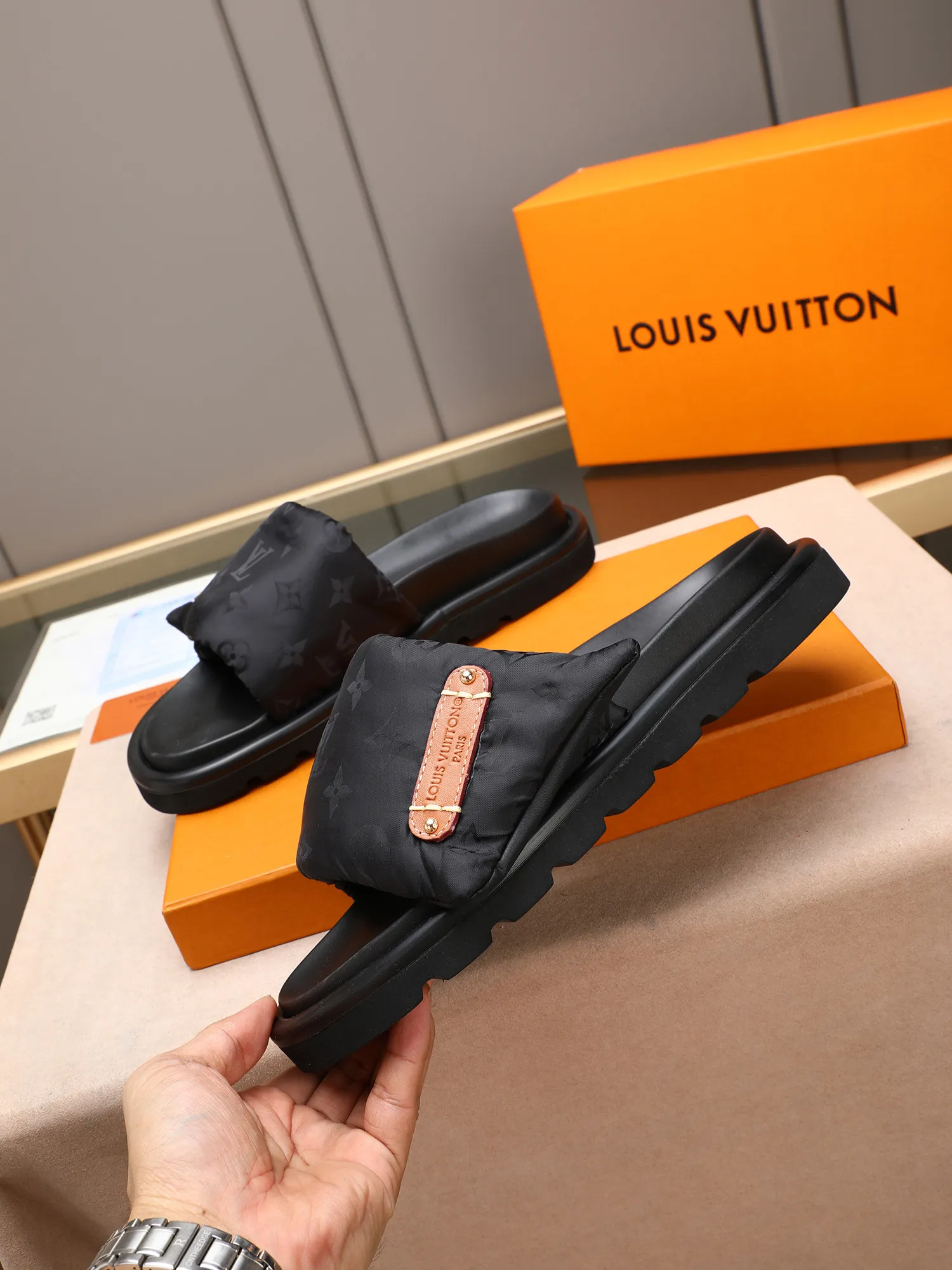 PP360 [LOUIS VUITTON] Louis Vuitton, LV printing, men's and women's slippers are on the market. The drawer box packaging comes with a cloth bag and a card. The upper pattern looks very soft and waxy, and it is a super versatile leg slimming tool. Fabric: imported denim/canvas/old fabric, LV hardware LOGO, official website pattern printing, comfortable to wear, feet: high-elastic PU water table. Sole: foam sole, heel height: about 5cm. Code number: 35-46, 35, 45, 46 are custom-made and non-returnable. Color: multiple colors and styles available.